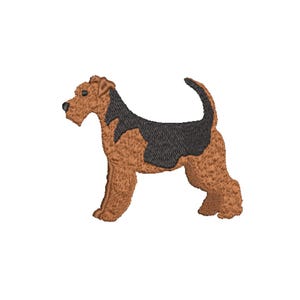 以下が含まれることがあります： 立っているエアデール・テリア犬の刺繍パッチ。犬は茶色と黒の毛並みで、カールした尾を持っています。パッチは、衣類やその他の生地に縫い付けたり、アイロンで接着したりするように設計されています。