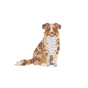 Könnte beinhalten: Ein gestickter Aufnäher, der einen sitzenden Australian Shepherd zeigt. Der Hund hat ein Fell mit braunen, lohfarbenen und weißen Flecken, eine weiße Brust und eine sichtbare rosa Zunge. Das Design nutzt detaillierte Stiche für die Fellstruktur.