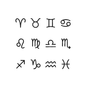Peut inclure: Une collection de douze symboles du zodiaque brodés en noir, disposés en une grille de trois par quatre. Les icônes représentent le Bélier, le Taureau, les Gémeaux, le Cancer, le Lion, la Vierge, la Balance, le Scorpion, le Sagittaire, le Capricorne, le Verseau et les Poissons dans un style linéaire simple.