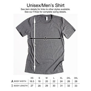 Może przedstawiać: Tabela rozmiar&oacute;w dla koszulki unisex, pokazująca szerokość i długość ciała w calach dla rozmiar&oacute;w od XS do 3XL.