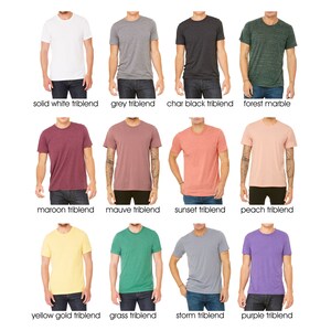 Op de afbeelding: Een collage van 12 T-shirts in verschillende kleuren en patronen, waaronder effen wit, grijs, zwart, bosmarmer, donkerrood, mauve, zonsondergang, perzik, geel goud, gras, storm en paars. Elk T-shirt is een triblend.