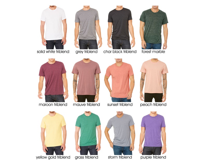 Op de afbeelding: Een collage van 12 T-shirts in verschillende kleuren en patronen, waaronder effen wit, grijs, zwart, bosmarmer, donkerrood, mauve, zonsondergang, perzik, geel goud, gras, storm en paars. Elk T-shirt is een triblend.