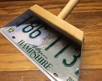 License plate dust pan, Repurposed license plate