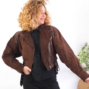 veste de motard en cuir marron vintage des années 80, veste courte en cuir des années 80 avec ceinture, femmes motardes en cuir de moto des années 1980, petite taille