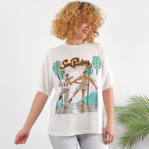 Vintage jaren '80 retro skater roller t-shirt, jaren '80 leuke zonrijders grafische print t-shirt, Vintage cartoon grafisch t-shirt in wit, jaren 1980 t-shirt unisex