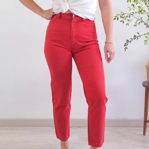 Puede incluir: Un pantalón rojo de cintura alta con corte recto.