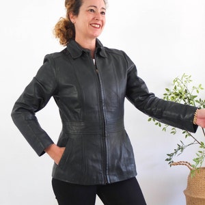 veste en cuir souple noire vintage petite, veste en cuir ajustée zippée des années 90 pour femme, veste en cuir véritable minimale des années 1990, taille S M