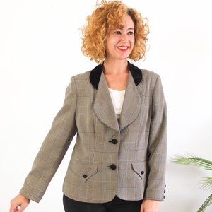 Blazer scozzese vintage anni &#39;90 con colletto in velluto nero, blazer aderente anni &#39;90, blazer preppy pied de poule bianco e nero, blazer formale anni &#39;90 da donna L
