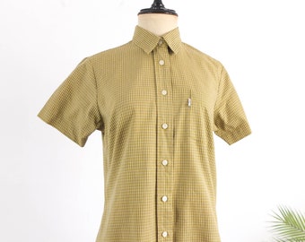 chemise de camp boutonnée à carreaux Levis vintage des années 90, chemise boutonnée safari des années 90, chemise fit femme des années 90, chemise boutonnée minimaliste à manches courtes, S M