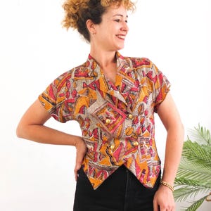Vintage 80er Jahre New Wave abstrakte kurze Bluse, 1980er Retro zweireihige Bluse, 80er Jahre Boho Bluse in Erdfarben, Flügelärmel Top