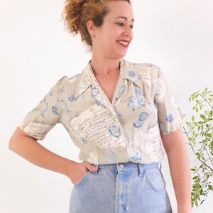 Blusa con cuello y letras novedosas de los años 80, blusa con botones de manga corta de los años 80, blusa romántica retro de los años 80, blusa ajustada con estampado de los años 80