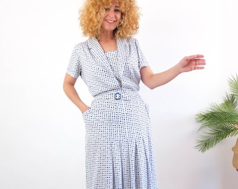 Vintage 80er Jahre Plissee Sommerkleid, 80er Jahre Sommerkleid mit blauem Polka Dot, 80er Jahre Retro Sommerkleid, 80er Sommer Midikleid mit Gürtel, 1980er Jahre Tageskleid Größe L XL