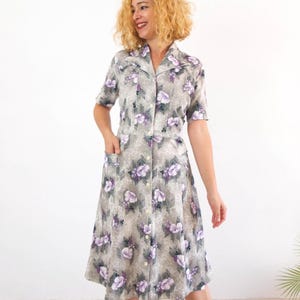 Vintage 70er Jahre Sekretärin Hemdkleid, 70er Jahre Blumen Mod Shirtkleid, 70er Jahre Boho Midi Kleid mit Gürtel, 70er Jahre Hemdkleid mit Reißverschluss in Übergröße, Größe XL