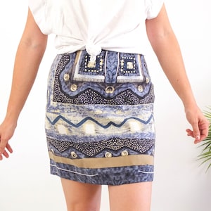 Minissaia vintage com estampa abstrata dos anos 90, minissaia boho dos anos 90, saia casual de cintura alta dos anos 90, minissaia fluida com patchwork boho dos anos 90, tamanho 27&quot;