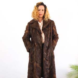 Vintage 1980´s brown long fur coat for women. This vintage Real fur coat warm winter outwear has large collared and pockets. Size Medium or Large