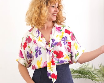 Blusa vintage de cuello marinero de los años 90, blusa vintage blanca con flores y lazo en el cuello, blusa blanca de manga corta con botones de los años 90 con flores coloridas, talla M