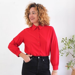 Camicia rossa vintage anni '70 con bottoni, camicia disco anni '70 da donna, camicia retrò anni '70 con colletto a maniche lunghe, camicia semplice in poliestere rosso con bottoni, M L