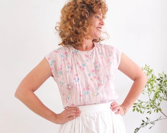 Vintage 80s floral cropped blouse, 80s floral button up crew neck top short sleeve, 1980s summer retro pink floral blouse, Size S M