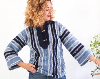 Suéter de punto grueso de lana bohemio vintage de los años 70, suéter hippie a rayas con mangas acampanadas, suéter retro de lana a rayas azules de los años 70, talla pequeña