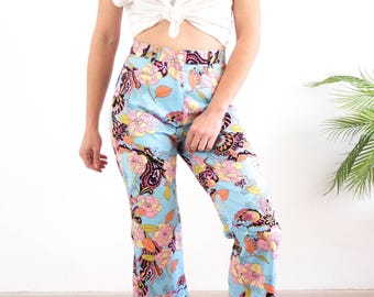 Pantaloni capri vintage Y2K con stampa floreale blu, jeans skinny cropped floreali anni '90, pantaloni con vivace stampa floreale psichedelica, capri a vita alta anni '90