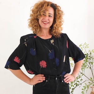 Vintage 80s black short sleeve silk blouse with floral pattern, 1980s summer collarless blouse, 80s Loose fit silk blouse top, Size Large
