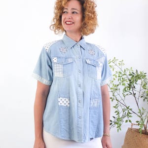 Camicia in denim patchwork vintage anni &#39;90 da donna, camicia in denim ricamata anni &#39;90 a maniche corte, camicia in denim con bottoni in stile western retrò, taglia piccola