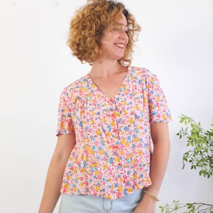 Vintage 80s floral cropped blouse, 80s short sleeve V-neck floral button up top size M, 1980s summer retro pink floral blouse, Size M - L
