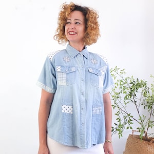 Camicia vintage in denim ricamata a maniche corte, camicetta in jeans patchwork anni '90 con bottoni, camicia in denim retrò grunge Cottage con bottoni, taglia S M