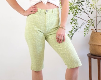 pantalon capri vintage à fleurs vertes de l'an 2000, jean court skinny fleuri des années 90, pantalon vert vif à imprimé marguerites florales, capri taille haute des années 1990