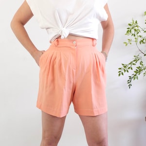 Vintage 80s high waist pleated shorts, Vintage retro pink salmon shorts women, Size 26 27 W, Vintage high rise bermuda with pocket, Size S