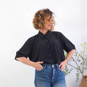 Vintage 90s embroidered floral black blouse with retro plain simple style for women size Large or XL. This 1990s preppy black button blouse has short sleeve, embroidered and cutout collared and buttons front, it´s boxy shape.