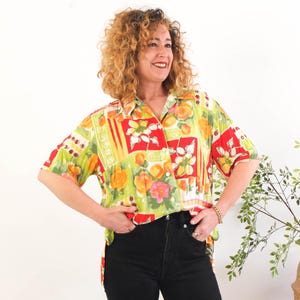 Vintage jaren 90 retro patchwork blouse, jaren 1990 oversized abstracte blouse, jaren 90 patchwork bloemen zomerblouse, kleurrijk ontspannen shirt met korte mouwen
