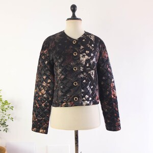Schwarze, gesteppte Vintage-Kurzjacke aus den 90ern, Abendjacke mit 90er-Jahre-Print, Vintage-Party-Bolerojacke, schwarze, bedruckte Knopfleiste im Y2K-Stil, Größe M/L