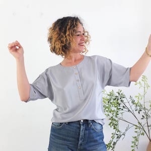 Vintage minimalistisk grå basblus från 1980-talet, 80-tals oversized blus med boxig passform och kort ärm, sommar avslappnad minimalistisk retroblus med rund hals, M L
