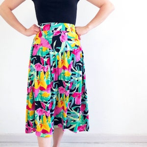 Vintage 80´s colorful floral tropical skirt for summer. The vintage hawaiian style skirt has yoke and circle shape with midi length, the high waist wide and stiff.