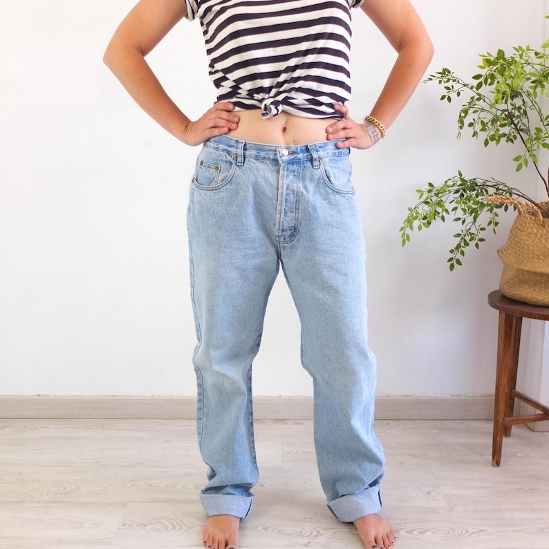Vintage 90s boyfriend straight leg jeans for women size Medium or Large or men. This vintage relaxed fit women's jeans has baggy shape.