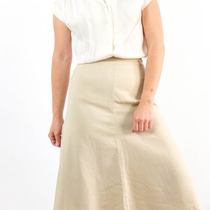 The retro skirt is size Small, the waist contour fit is 25,1 inches (64 cm)