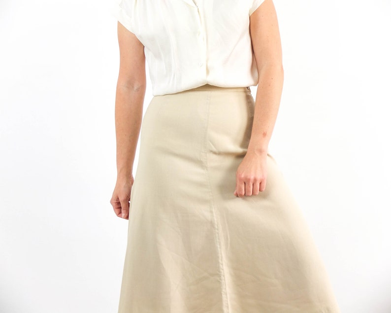 The retro skirt is size Small, the waist contour fit is 25,1 inches (64 cm)