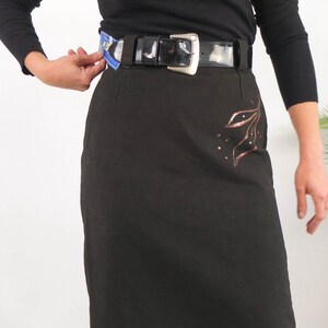 The skirt is size Small, the waist contour fit is 28,3 inches (72 cm).