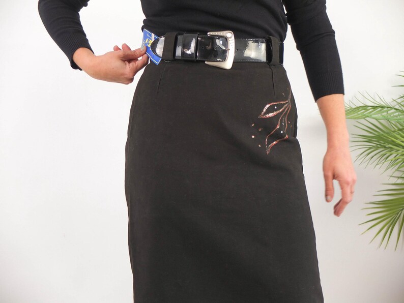 The skirt is size Small, the waist contour fit is 28,3 inches (72 cm).