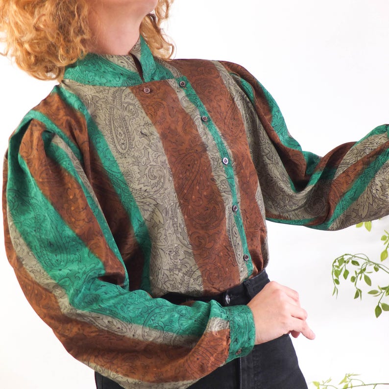 The blouse is size Medium or Large, the chest contour fit is 42,5 inches (108 cm).