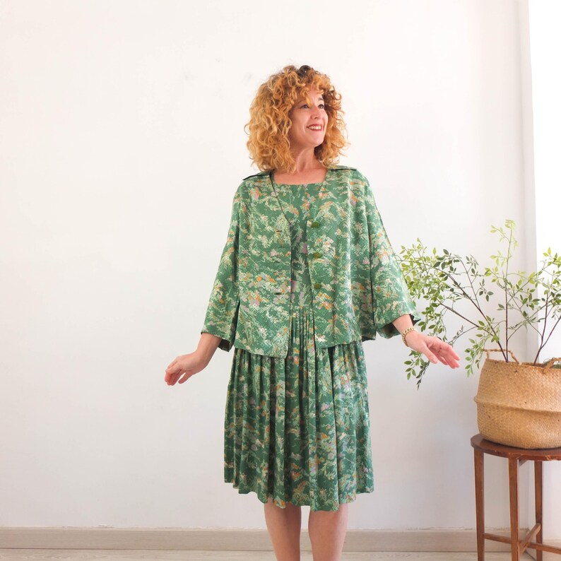 The dress set is size XL or 2XL
Dress: the waist contour fit is 40,1 inches (102 cm), and chest contour fit is 44 inches (112 cm)