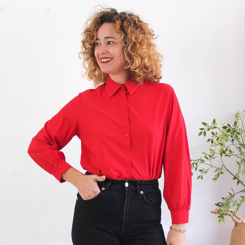Vintage 70s red button up shirt with retro basic style for women size Medium or Large. This 1970s disco shirt for women has collared, button front, long sleeve and it´s fitted shape.