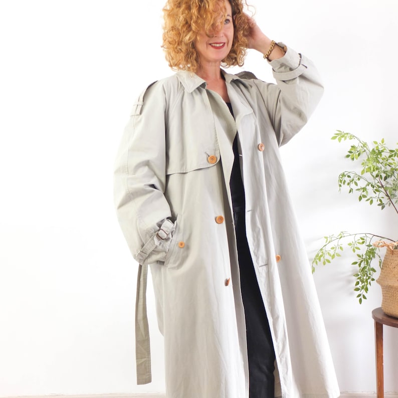 The trench coat is size Large or XL, depends on how loose you like it!. The chest contour fit is 51,1 inches (130 cm)