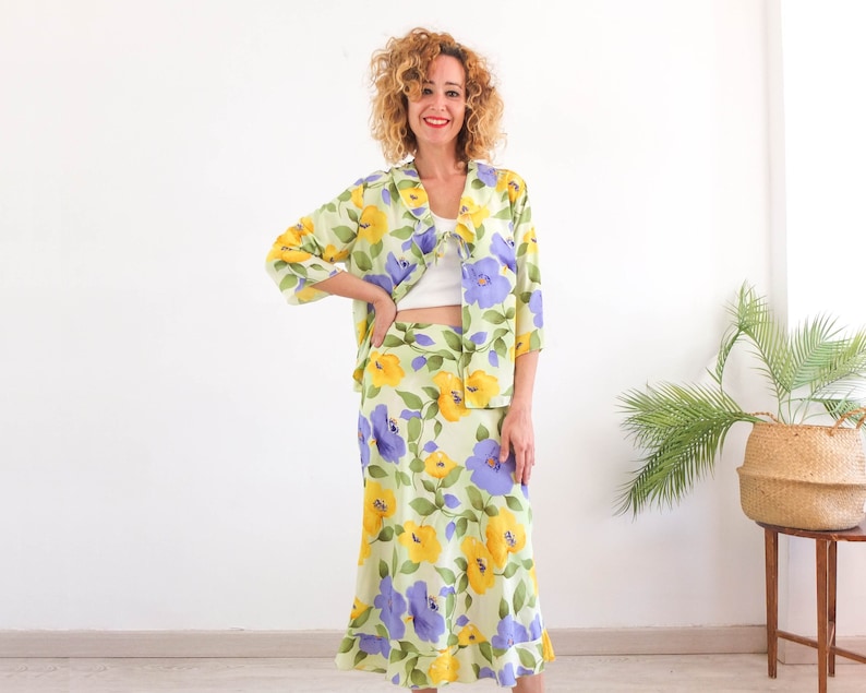Vintage 90´s green floral two piece set with Y2K top and midi bias cut skirt set with coquette style for women size large. This 1990s Y2K co-ord set for summer has midi skirt with elastic mid waist, and half sleeve ruffle top with tie front.