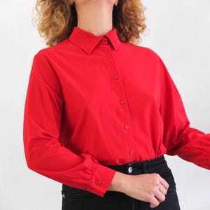 The retro shirt is size Medium or Large, depends on how tight you like it!, the chest contour fit is 41,7 inches (106 cm).