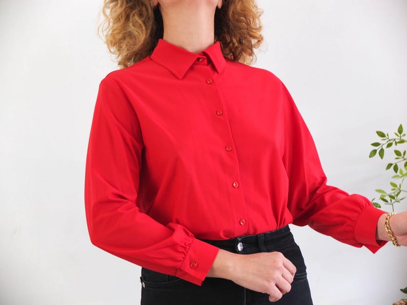 The retro shirt is size Medium or Large, depends on how tight you like it!, the chest contour fit is 41,7 inches (106 cm).