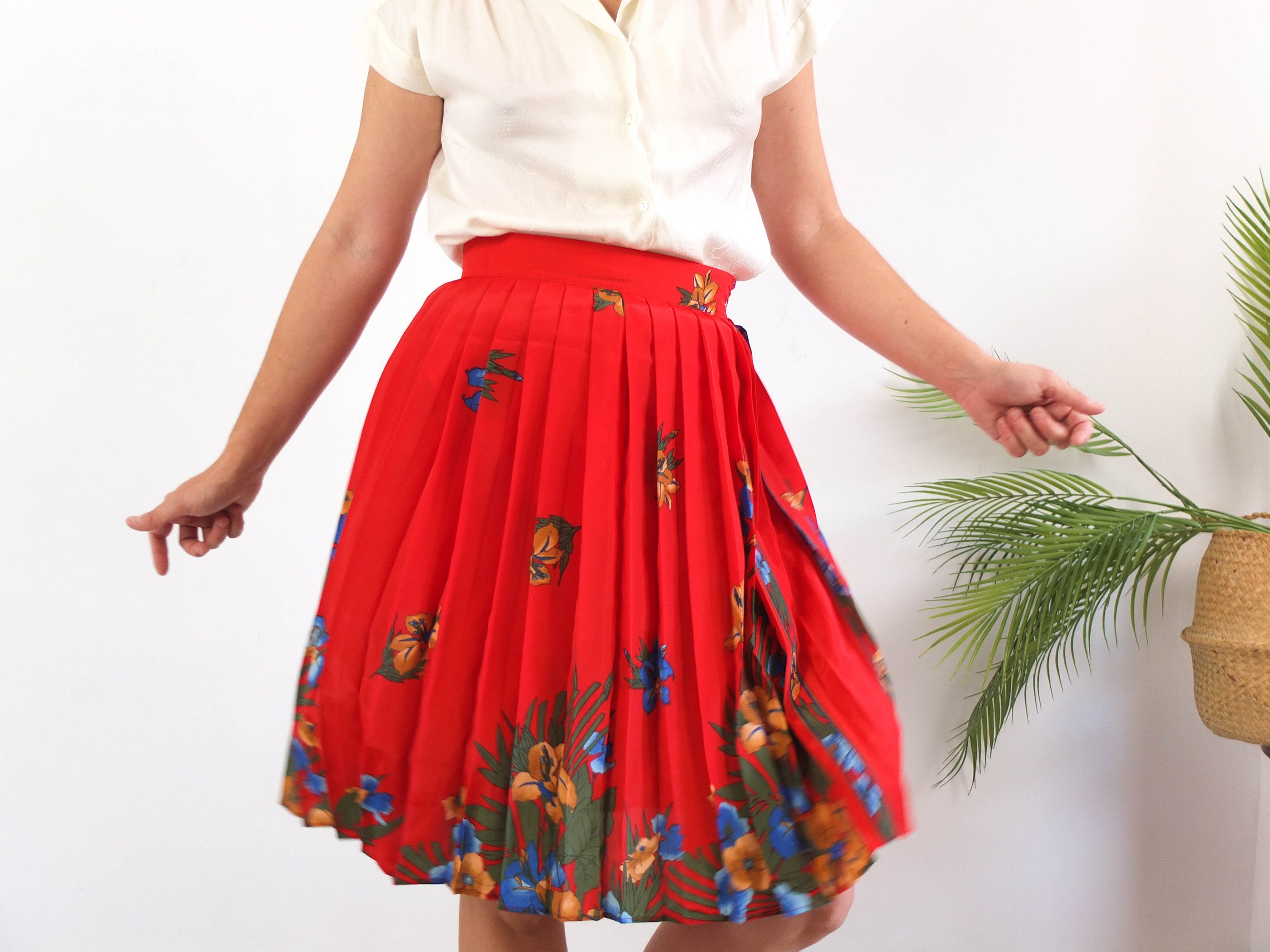 Vintage Red Floral Pleated Skirt With Knee Length, 80s High Vintage Red Floral Pleated Skirt With Knee Length, 80s High