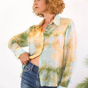 The button shirt is size Small and Medium, but it depends on how oversized you like!. The chest contour 42,5 inches (108 cm).