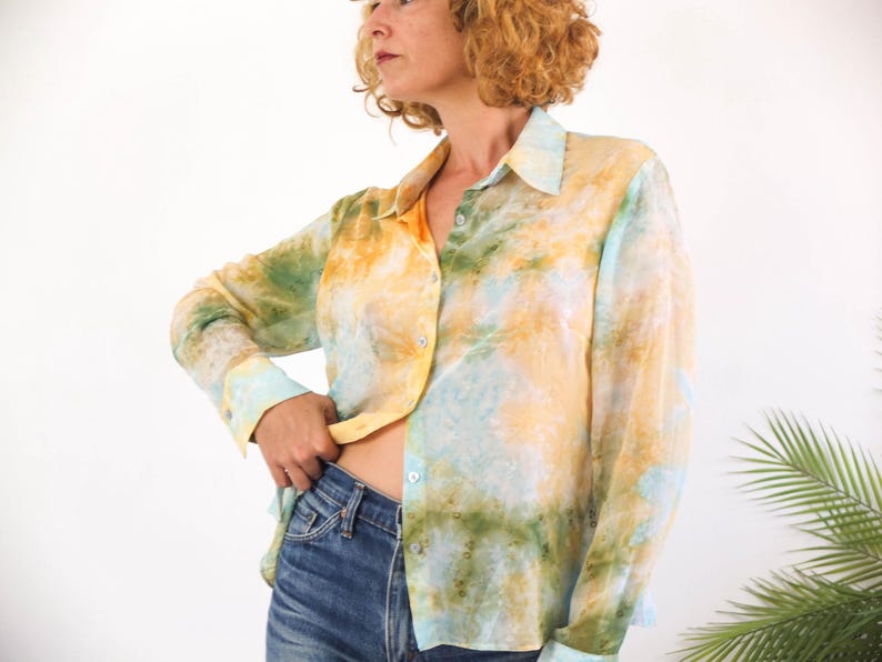 The button shirt is size Small and Medium, but it depends on how oversized you like!. The chest contour 42,5 inches (108 cm).